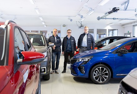 Kuvassa Arto Ulvinen ja hänen kaksi poikaansa, jotka ovat mukana liiketoiminnassa. Vanhempi poika Jaakko toimii myyntijohtaja ja nuorempi Samu on korjaamopäällikkö. ”Tervetuloa palveltavaksi tänne Tervajoelle. Tehdään luotettavat autokaupat tai huolletaan autosi kesäkuntoon”, kolmikko toteaa.