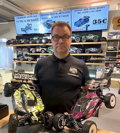 Jani Saarimäen yrityksen RC-autojen valikoimista löytyy mm. Kyosho polttomoottoriauto sekä Traxxas sähköauto.