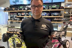 Jani Saarimäen yrityksen RC-autojen valikoimista löytyy mm. Kyosho polttomoottoriauto sekä Traxxas sähköauto.