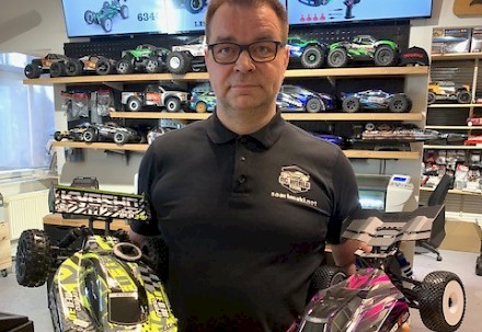 Jani Saarimäen yrityksen RC-autojen valikoimista löytyy mm. Kyosho polttomoottoriauto sekä Traxxas sähköauto.