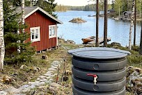 Kuvassa mökki ja pumppuasema.