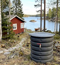 Kuvassa mökki ja pumppuasema.