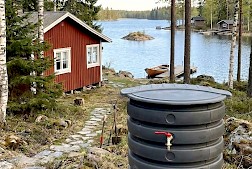 Kuvassa mökki ja pumppuasema.