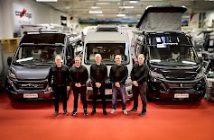 Kuvassa Jyväs-Caravan Oy:n perheyrityksen omistajat, Käyhkön veljekset valmiina palvelemaan asiakkaitaan.