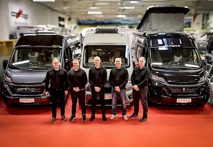 Kuvassa Jyväs-Caravan Oy:n perheyrityksen omistajat, Käyhkön veljekset valmiina palvelemaan asiakkaitaan.