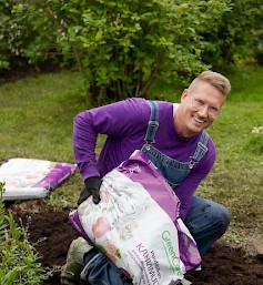 Kyläkaupan Pihamyymälän kevätkauden alkamista juhlitaan lauantaina 18.4.2026. Paikalla on muun muassa Ihanat siirtolapuutarhat -ohjelmasta tuttu GreenCaren asiantuntija Jussi Petäjä.