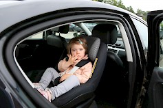 Pieni lapsi istuu turvallisimmin selkä menosuuntaan asennetussa turvaistuimessa. Kuva: Kaisa Tanskanen / Liikenneturva.