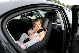 Pieni lapsi istuu turvallisimmin selkä menosuuntaan asennetussa turvaistuimessa. Kuva: Kaisa Tanskanen / Liikenneturva.