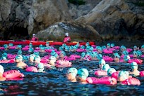 Yhteislähtö on avovesiuinnissa usein ruuhkainen. Ultra Swim 33,3 kilometriä on yksi suosituimmista tapahtumista, jota uidaan useissa maissa. Kuva: Rasmus Lodenius, Ultra Swim