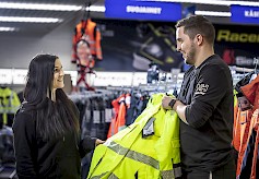 Myymäläkuvassa laadukkaat työvaatteet löytävät ostajansa.