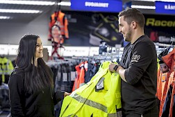 Myymäläkuvassa laadukkaat työvaatteet löytävät ostajansa.