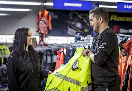 Myymäläkuvassa laadukkaat työvaatteet löytävät ostajansa.