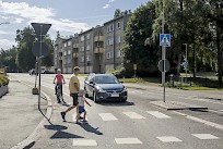 Suojatien eteen pysähtynyttä ajoneuvoa ei saa ohittaa pysähtymättä. Nina Mönkkonen / Liikenneturva