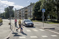 Suojatien eteen pysähtynyttä ajoneuvoa ei saa ohittaa pysähtymättä. Nina Mönkkonen / Liikenneturva