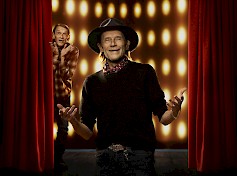 Jussi-palkittu Ilkka Heiskanen tuo Pari sanaa parisuhteesta -monologinsa Hotelli Alavuteen torstaina 7.5.2026. (Kuva: Harri Hinkka).