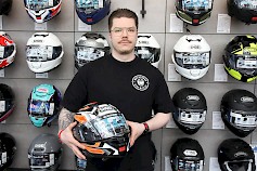 Nico Tarhanen esittelee Shoei Neotec 3 huippukypärää. Liikkeen telineissä on laaja valikoima erihintaisia ja erivärisiä kypäriä.