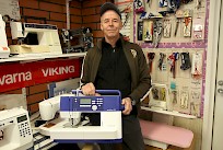 Tuomo Heinosella on käsissä Pfaff Ambition 610 -ompelukone. Kone käy vaativammankin ompelijan työvälineeksi.