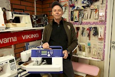 Tuomo Heinosella on käsissä Pfaff Ambition 610 -ompelukone. Kone käy vaativammankin ompelijan työvälineeksi.