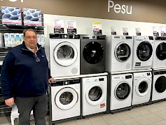 Kauppias Ville Paananen komean kodinkone rivistön äärellä.