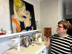 Mervi Yli-Mannila katsoo seinällä olevia kuvia. Suurin on perheystävän maalaama kuva Tuuliasta ja Elmeri-pojasta. Mervi korostaa sitä, että vaikka lapsen menettäminen onkin vienyt ajatuksista huomattavan osan, ovat kaikki lapset läheisiä ja rakkaita eikä äidinrakkaus koskaan kuole.