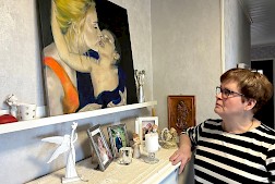 Mervi Yli-Mannila katsoo seinällä olevia kuvia. Suurin on perheystävän maalaama kuva Tuuliasta ja Elmeri-pojasta. Mervi korostaa sitä, että vaikka lapsen menettäminen onkin vienyt ajatuksista huomattavan osan, ovat kaikki lapset läheisiä ja rakkaita eikä äidinrakkaus koskaan kuole.