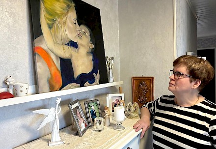 Mervi Yli-Mannila katsoo seinällä olevia kuvia. Suurin on perheystävän maalaama kuva Tuuliasta ja Elmeri-pojasta. Mervi korostaa sitä, että vaikka lapsen menettäminen onkin vienyt ajatuksista huomattavan osan, ovat kaikki lapset läheisiä ja rakkaita eikä äidinrakkaus koskaan kuole.