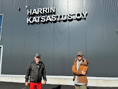 Hannu Ketomäki ja Reima Hemminki huomauttavat, että ajanvarauksen yhteydessä asiakas voi tilata myös katsastusmuistutuksen, jos haluaa varmistua siitä, ettei katsastus pääse unohtumaan.