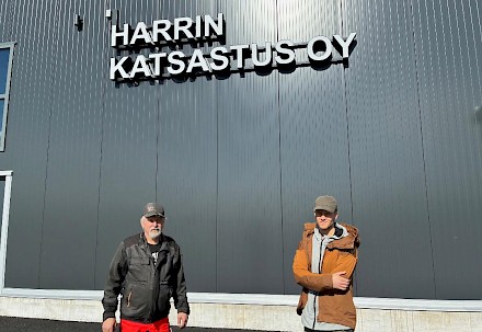 Hannu Ketomäki ja Reima Hemminki huomauttavat, että ajanvarauksen yhteydessä asiakas voi tilata myös katsastusmuistutuksen, jos haluaa varmistua siitä, ettei katsastus pääse unohtumaan.