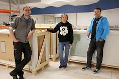 Arttu Hautamäki, Sari Riitamäki ja Matti Hannuksela tietävät, että useimpiin ikkunoiden ja ovien tarpeisiin löytyy ratkaisu Alavus Ikkunoiden varastomyymälästä.