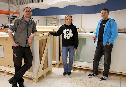Arttu Hautamäki, Sari Riitamäki ja Matti Hannuksela tietävät, että useimpiin ikkunoiden ja ovien tarpeisiin löytyy ratkaisu Alavus Ikkunoiden varastomyymälästä.