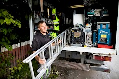 1.	Jarno Koivisto on pessyt ja maalannut satoja kattoja. Myös kokonaan uusia kattoja on tullut asennettua lukuisat määrät vuosien varrella. Kuvassa auto on pakattu valmiiksi urakkaa varten.