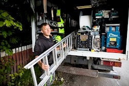 1.	Jarno Koivisto on pessyt ja maalannut satoja kattoja. Myös kokonaan uusia kattoja on tullut asennettua lukuisat määrät vuosien varrella. Kuvassa auto on pakattu valmiiksi urakkaa varten.