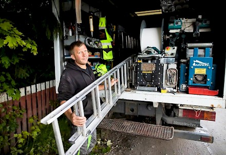 1.	Jarno Koivisto on pessyt ja maalannut satoja kattoja. Myös kokonaan uusia kattoja on tullut asennettua lukuisat määrät vuosien varrella. Kuvassa auto on pakattu valmiiksi urakkaa varten.