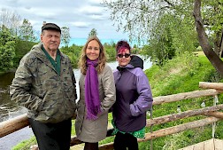1.	Risto, Sonja ja Leila Riihikangas esittelivät Lapuanjoen Rantakeidasta ja sen upeaa jokimaisemaa.