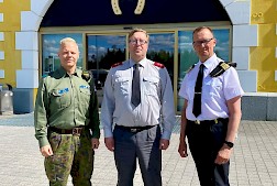 Pohjanmaan rauhanturvaajien pj Tero Eklund, Pohjanmaan aluetoimiston päällikkö, everstiluutnantti Pasi Heinua sekä kontra-amiraali (evp) Jori Harju toivottavat kaikki tervetulleiksi kesän kovimpaan maanpuolustustapahtumaan Tuuriin lauantaina 13.6.2026.