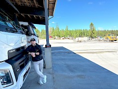 Leppäsen Sementtivalimo Oy Soinissa palvelee asiakkaita noin 100 kilometrin säteellä. Yrittäjä Hannes Leppänen kertoo puhdistavansa autojen säiliöt Hiltillä ja myöntää puuhan olevan paitsi kovaa, myös tarkkaa työtä.