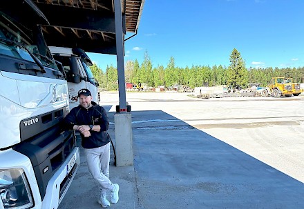 Leppäsen Sementtivalimo Oy Soinissa palvelee asiakkaita noin 100 kilometrin säteellä. Yrittäjä Hannes Leppänen kertoo puhdistavansa autojen säiliöt Hiltillä ja myöntää puuhan olevan paitsi kovaa, myös tarkkaa työtä.