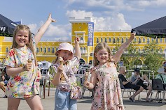 Miljoona Tivoli, maailman suurin lapsille ilmainen huvipuisto, avautuu perjantaina ja kieputtaa kaikenikäisiä 9.8.2026 asti.
