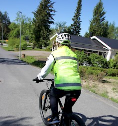 Näkyvä ajoasu, punainen takavalo ja valkoinen ajokypärä ovat hyvä alkupääoma turvalliseen pyöräilyyn.