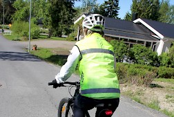 Näkyvä ajoasu, punainen takavalo ja valkoinen ajokypärä ovat hyvä alkupääoma turvalliseen pyöräilyyn.