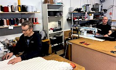 Etualalla Antti Mannermaa, joka perusti Gami -tuotteen jo 1995. Nykyään päävastuun yrityksestä kantaa kuvassa myös ompeleva Tero Mannermaa.