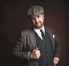 Torstaina 25.6. Kesätansseissa viihdyttää Kyösti Mäkimattila & Ajaton Sointu.