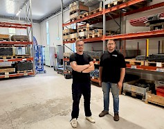 Robin Nummela Vasemmalla ja Rasmus Nummela Oikealla voivat olla ylpeitä kierrättävästä yrityksestään, sillä Oy Rackman Ab sai vuoden kestävyysyrityksen palkinnon Närpiön kunnalta ja Närpiön yrittäjiltä vuonna 2017.