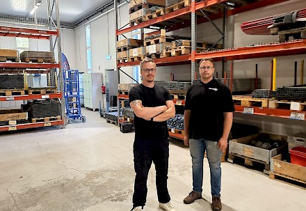 Robin Nummela Vasemmalla ja Rasmus Nummela Oikealla voivat olla ylpeitä kierrättävästä yrityksestään, sillä Oy Rackman Ab sai vuoden kestävyysyrityksen palkinnon Närpiön kunnalta ja Närpiön yrittäjiltä vuonna 2017.