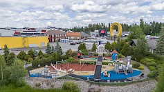 Suomen suurin Muumi-leikkipuisto viihdyttää perheen pienimpiä Kyläkaupan Tavarapuodin etupihalla.