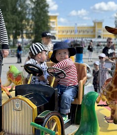 Miljoona Tivoli, maailman suurin lapsille ilmainen huvipuisto kieputtaa kaikenikäisiä 9.8.2026 asti.