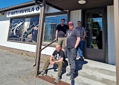 Olli-Pekka Ojajärvi, Jukka Ala-Hakuni, Pekka Ojajärvi ja Mikael Purmonen vakuuttavat palvelun toimivan Ahti Huvilassa.