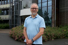 Timo Saaren taustalla olevan Alavus Fasadin kynnys on höylätty niin matalaksi, että siitä pääsee helposti asioimaan viranhaltijoiden puheille.