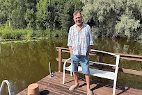 Radiotoimittaja Pertti Salovaara asustelee Lempäälässä järven rannalla ja saa katsella aamuisin vesilintujen temmellystä. Vaikka Helsingissäkin on vierähtänyt vuosia, on mies kotonaan maaseutuympäristössä.