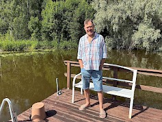 Radiotoimittaja Pertti Salovaara asustelee Lempäälässä järven rannalla ja saa katsella aamuisin vesilintujen temmellystä. Vaikka Helsingissäkin on vierähtänyt vuosia, on mies kotonaan maaseutuympäristössä.